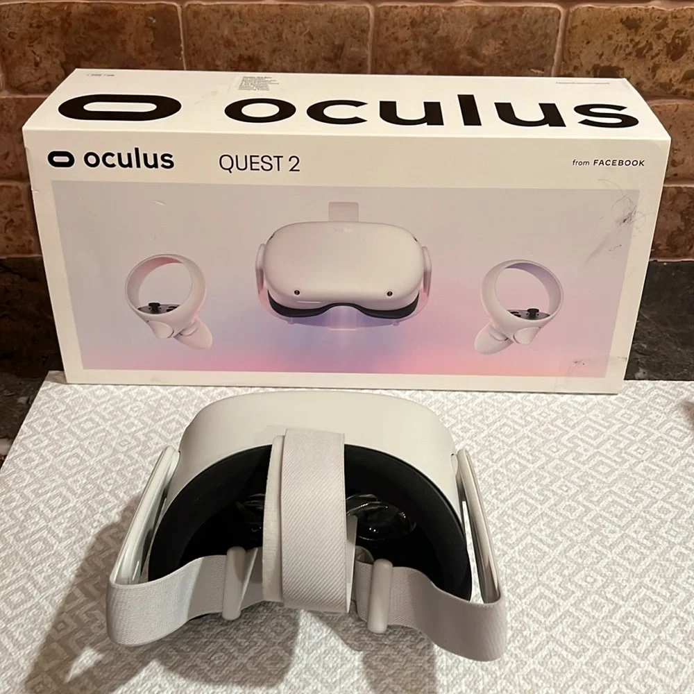 Oculus headset with 2 Controllers working brand new!